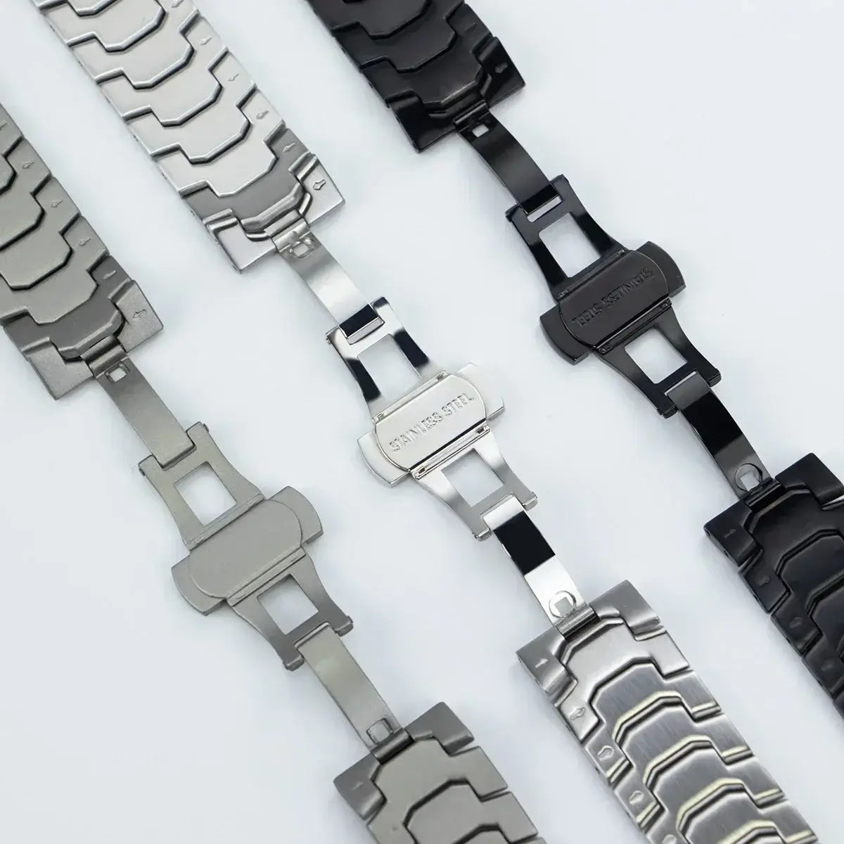 Stylish stainless steel Garmin QuickFit bands featuring sleek design and durability for everyday and active use.