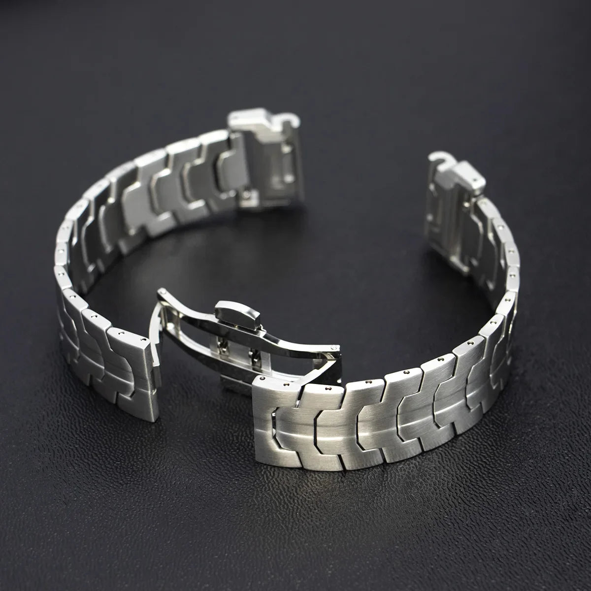 Garmin QuickFit stainless steel strap for smartwatches, stylish and durable replacement band for Garmin watches.
