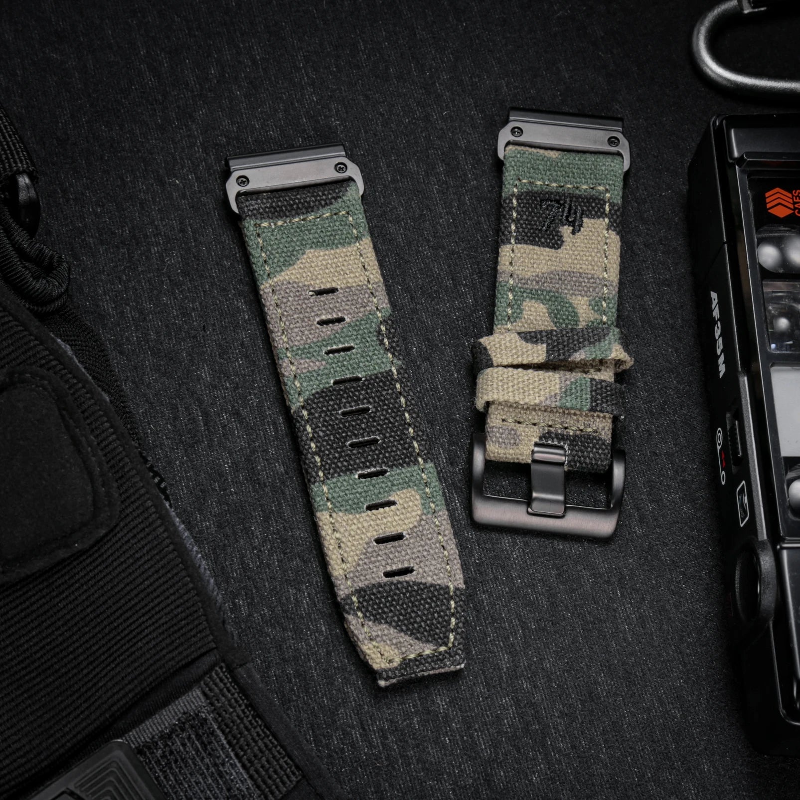 Garmin rugged nylon sport band in camouflage design, durable strap for smartwatches, suitable for an active lifestyle.