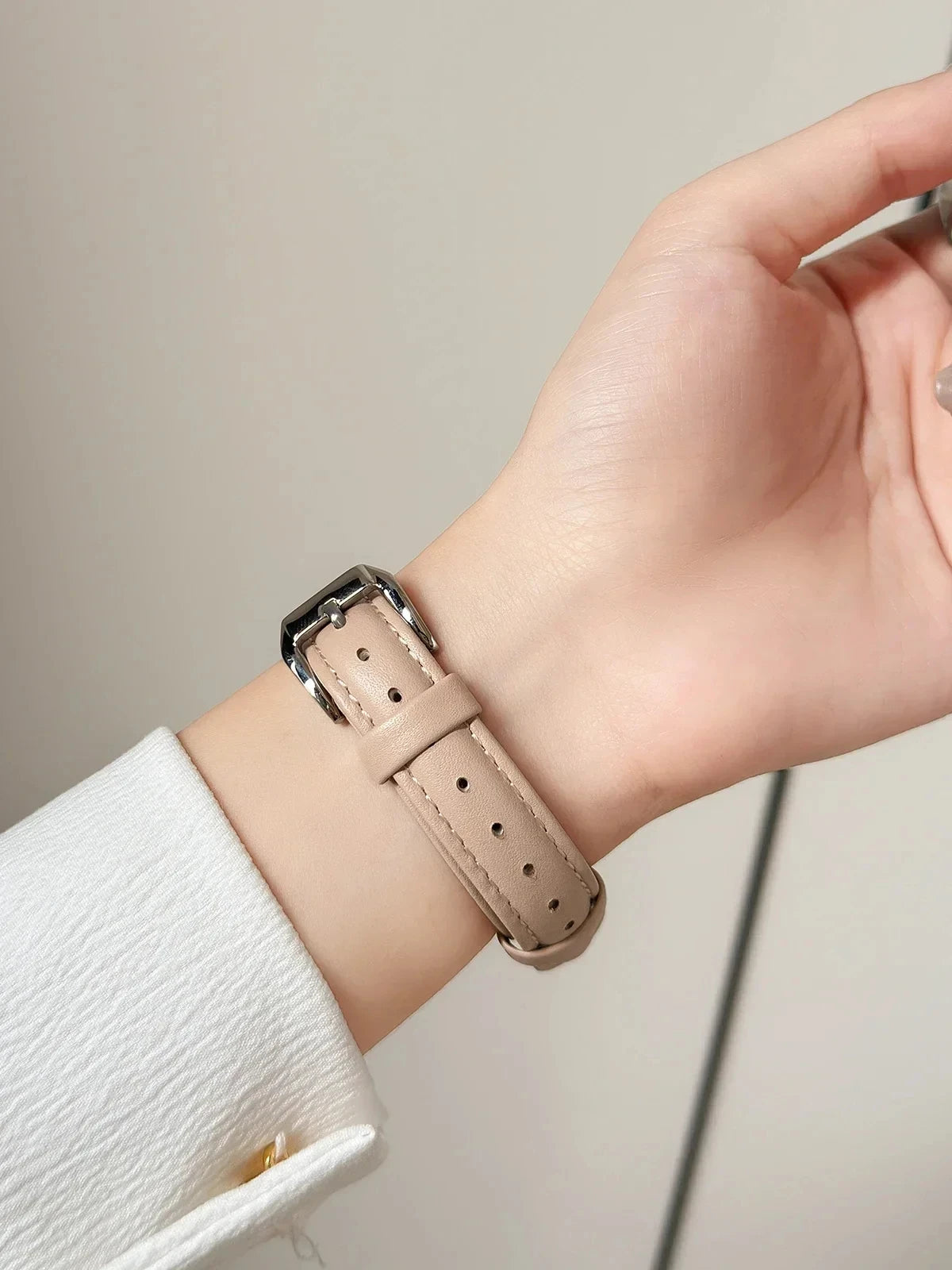 Motorola Moto Slim Leather Band with Stitched Edges – beige leather band worn on wrist